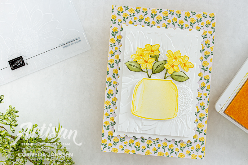 Karten ganz einfach selbst gemacht. Schöne sommerlich florale Motive. Mit Stampin' Up! Prägefolder Sonnenblumenfeld und dem Designerpapier Gartenblumen