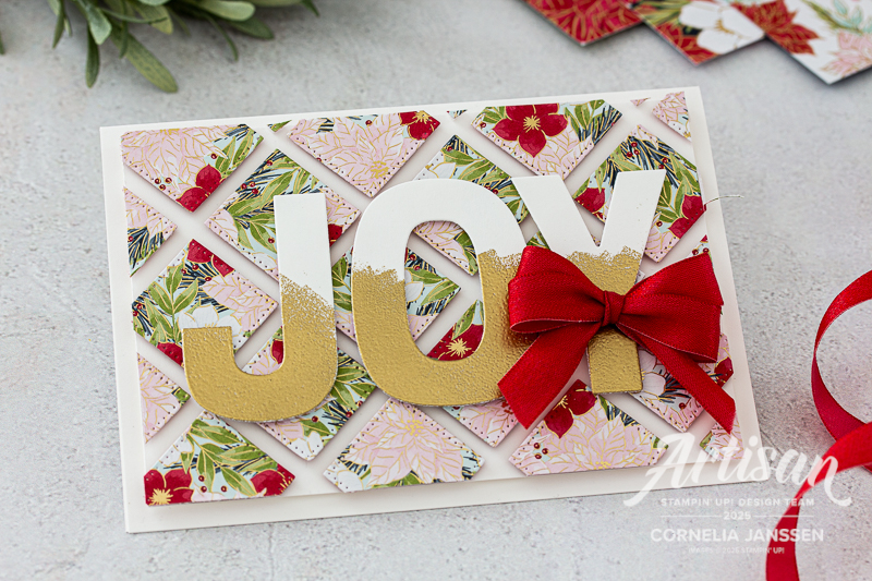 Eine besondere Weihnachtskarte mit einem richtig schönen Kartensketch und festlichen Farben in Gold und Rot. Der Hintergrund ist mit dem Designerpapier Weihnachtstraditionen von Stampin' Up! gemacht.